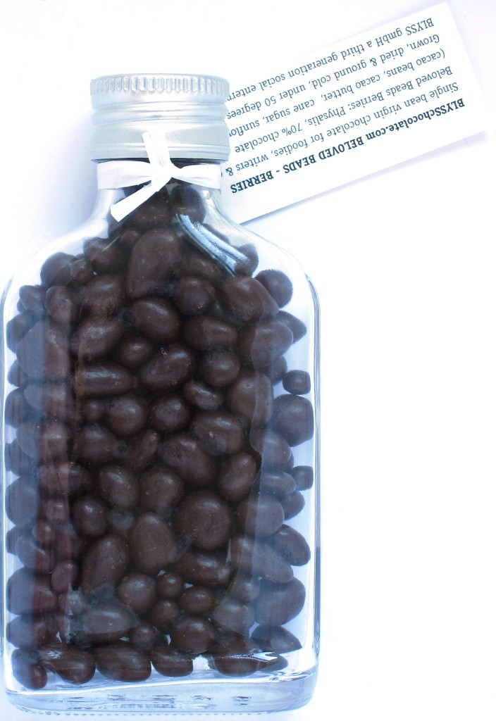 Blyss Geschenkflasche: Schokolade mit Beeren, von hinten